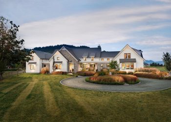 Contemporary-Farmhouse-Home-Alair-Homes-Chilliwack-01-1-Kindesign